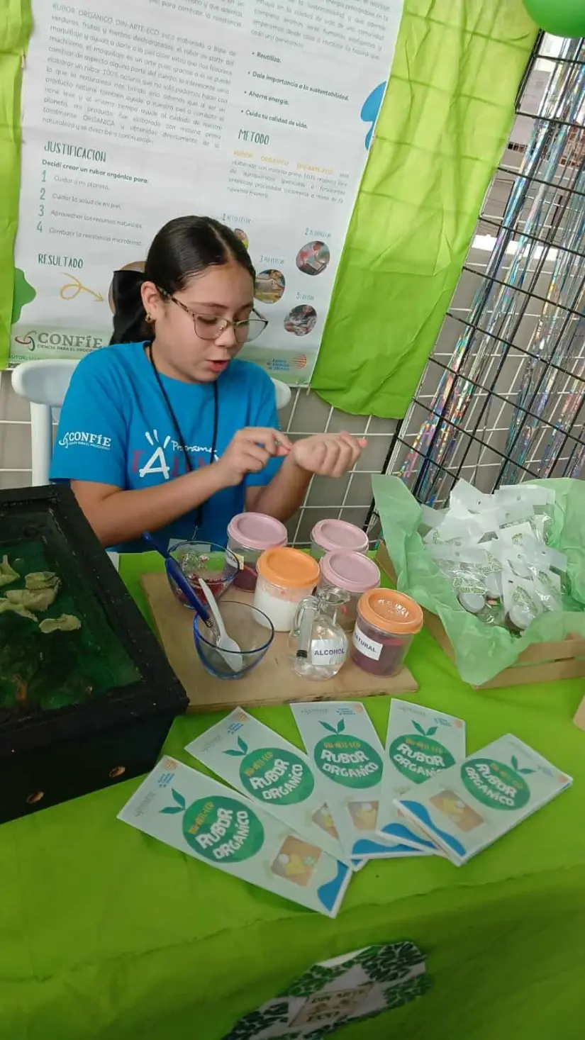 Con mucho esmero, María Dinorah, ha trabajado en la elaboración de su rubor orgánico. Foto: Cortesía