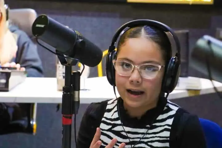 María Dinorah, ha sido invitada a participar en programas de radio para fomentar el amor a la ciencia entre la juventud.