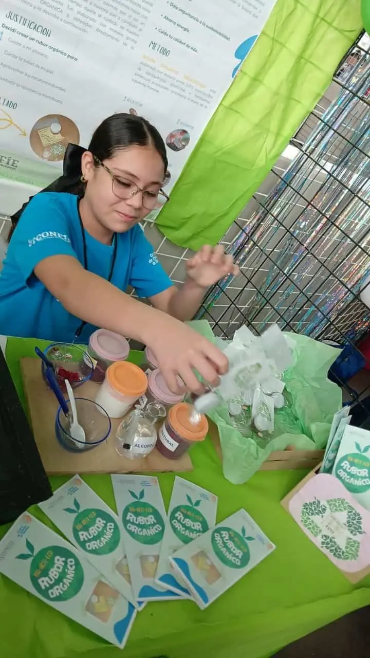 María Dinorah, es una niña apasionada de la ciencia. Foto: Cortesía