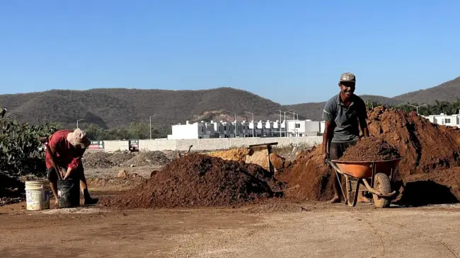 Pablo Ávila y Gilberto Zataráin, colaboradores de Severo Diarte, aprendieron este oficio desde adolescentes. | Imágenes de Lino Ceballos y Francisco Castro