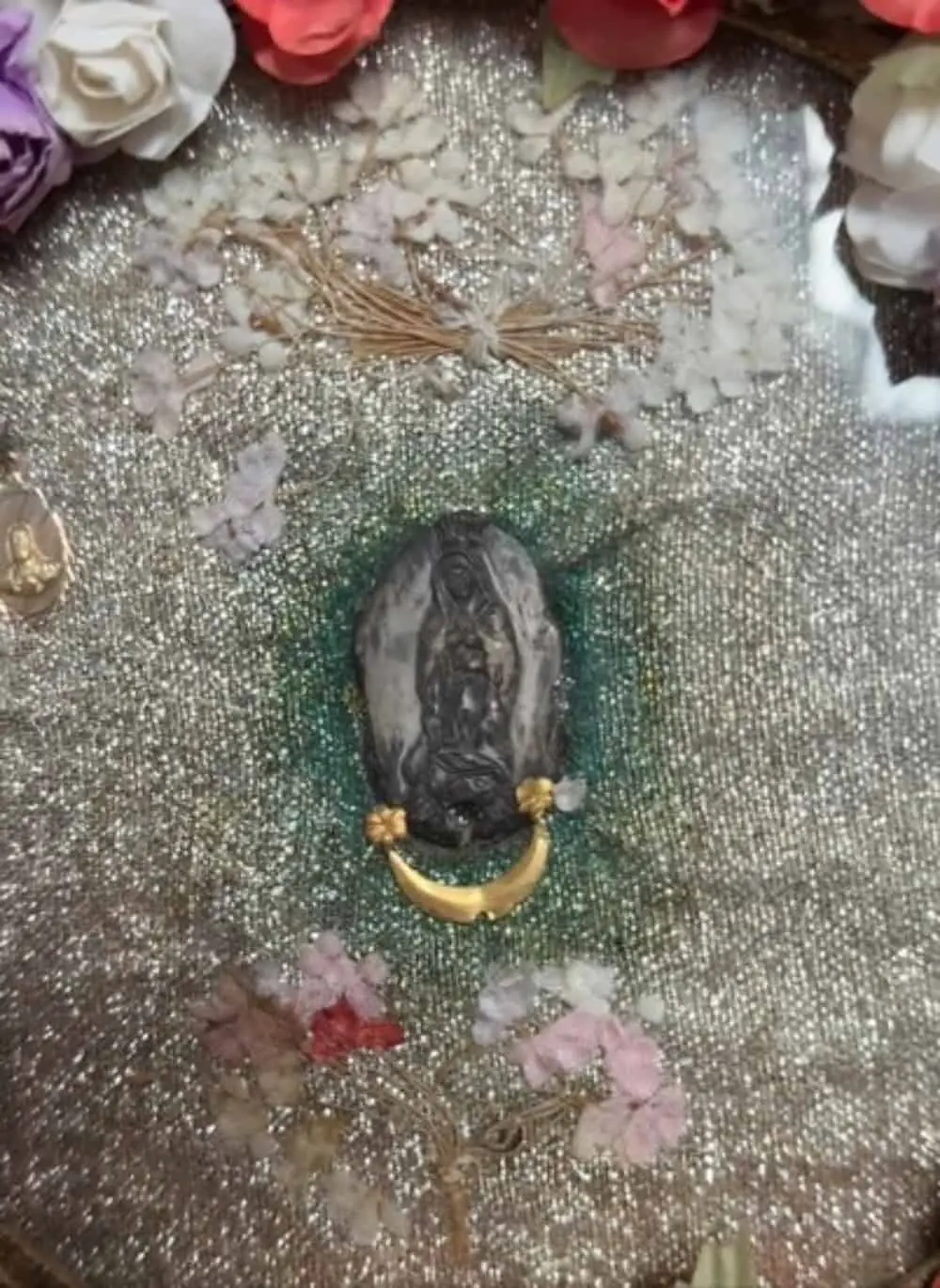 Aseguran que la imagen de la Virgen era del tamaño de una semilla de calabaza y ha crecido hasta alcanzar el tamaño de una moneda de 10 pesos. Foto: TikTok @hectoraparicio16