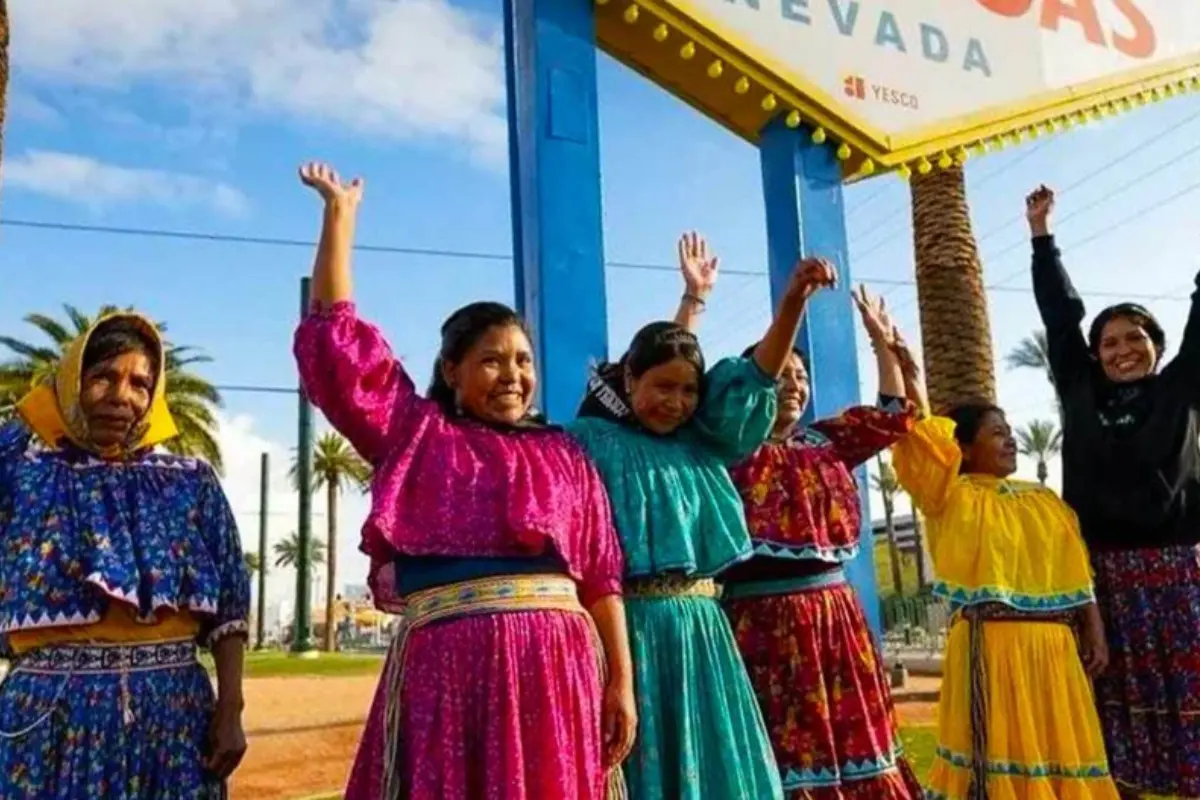 Mujeres Rarámuris compitiendo en una carrera en Las Vegas.