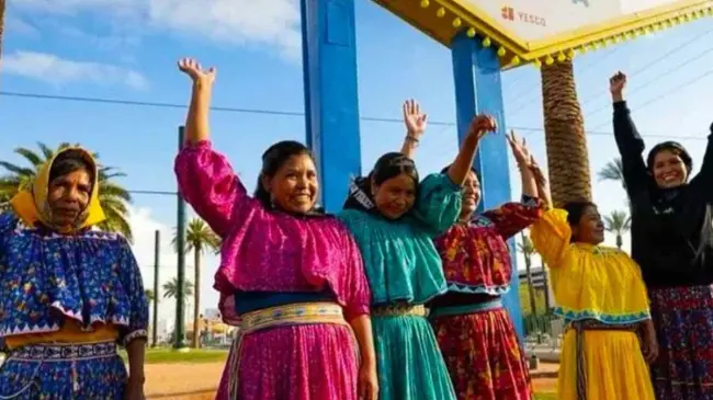Mujeres Rarámuris compitiendo en una carrera en Las Vegas.
