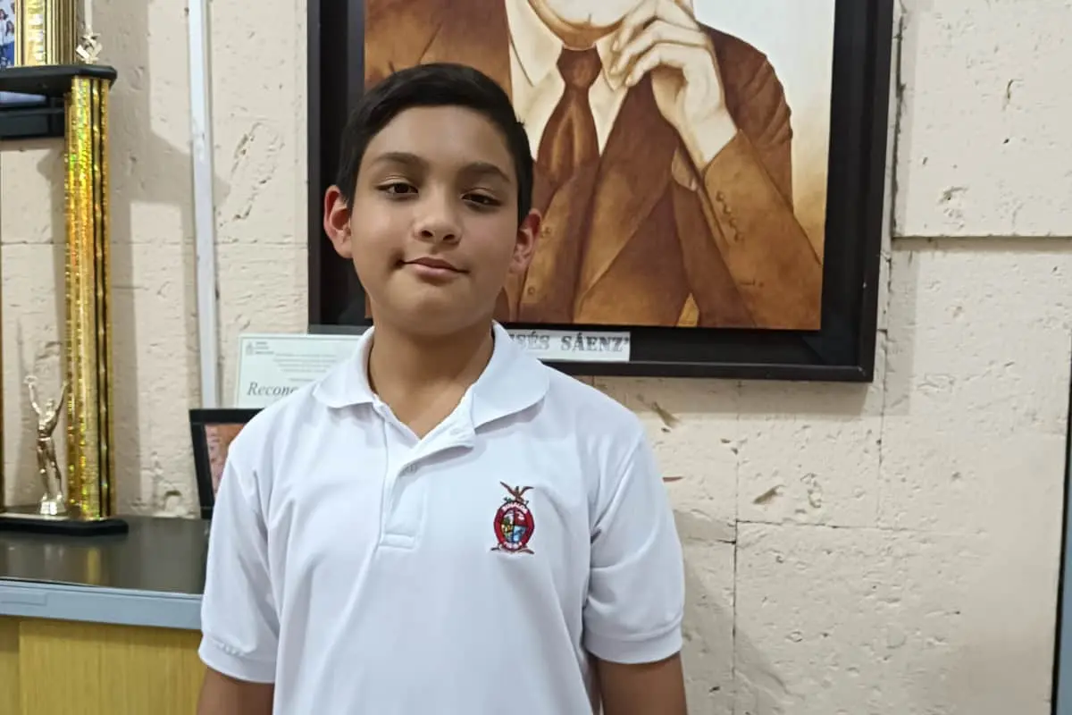 Ezequiel Lara Rivera es un joven de excelencia que inspira a sus compañeros en la Secundaria General No.1 Moisés Sáenz.