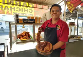 Con solo 23 años, Macario ha convertido su pasión por la buena comida en un negocio familiar en Culiacán