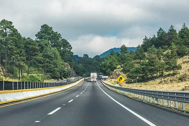 Incremento en la cuota de la autopista Guadalajara-Colima. Foto: iStock. 