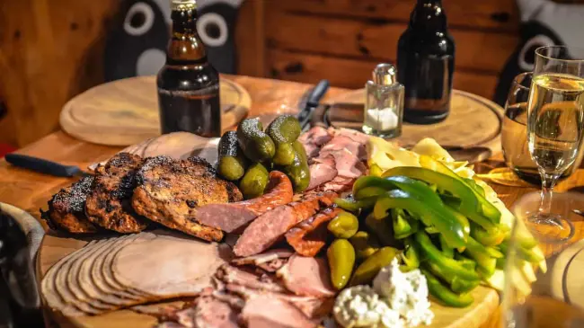 Se puede comer carne el sábado y domingo santo.