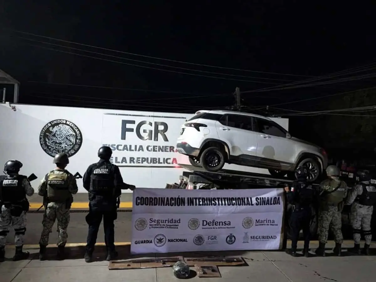 Aseguran camioneta robada con blindaje y ametralladora en Culiacán.