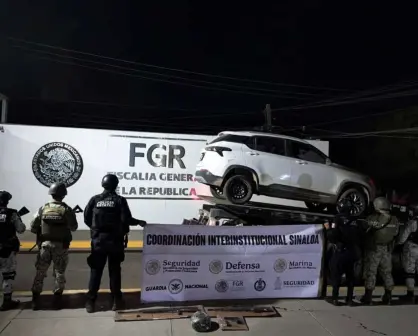 Culiacán: decomisan camioneta blindada robada con armas y cientos de cartuchos