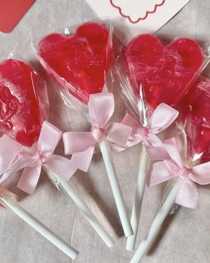 Paleta de corazón con moñito. Foto: Pinterest. 