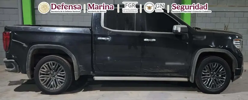 Camioneta negra decomisada en Mazatlán