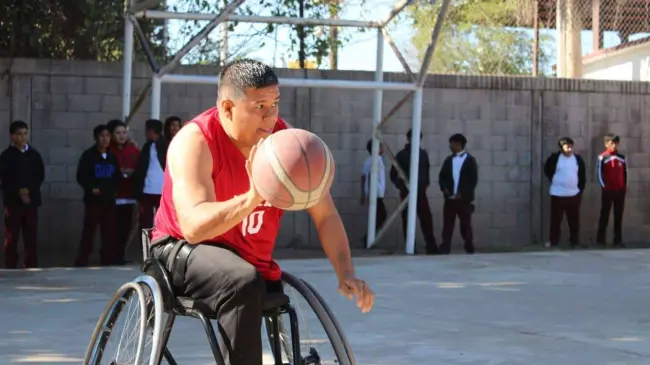 Los atletas de la Ráfaga Cañera, llevan palabras de motivación en las clínicas que inspiran