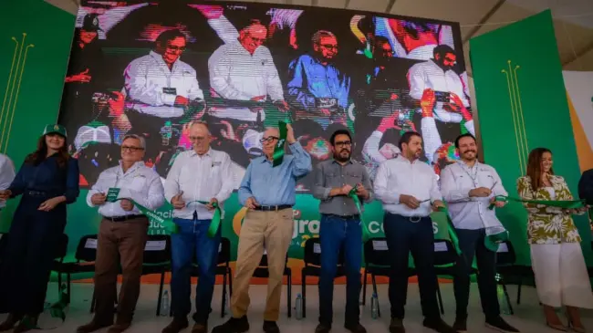 Momento en que autoridades cortan el listón para dar por inaugurada la edición 33 de la Expo Agro Sinaloa 2025.
