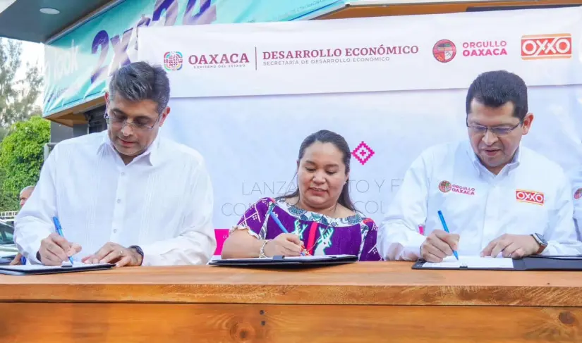 Durante la firma de convenio de tiendas Oxxo con el programa de Orgullo Oaxaca