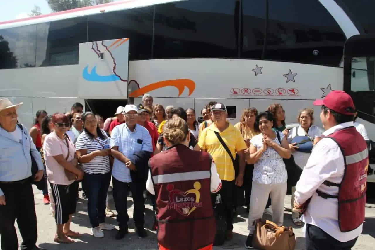 Primer grupo de adultos mayores en México viajan por primera vez a los Estados Unidos
