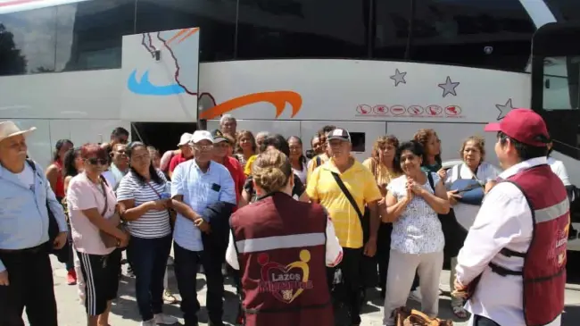 Primer grupo de adultos mayores en México viajan por primera vez a los Estados Unidos