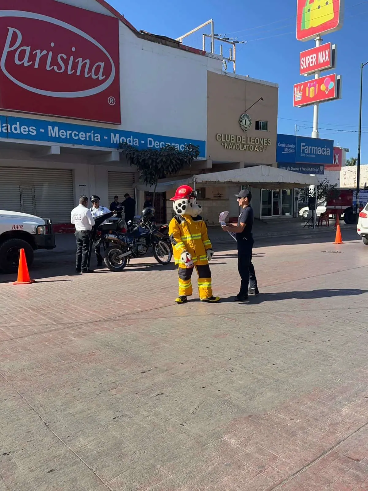 La mascota de Bomberos Navolato, estuvo muy dinámica para recolectar dinero. Foto: Cortesía.