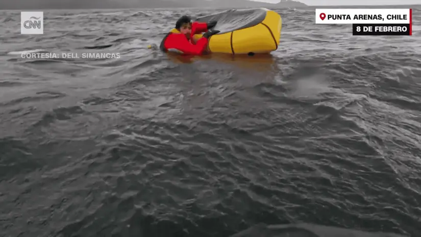 Adrián Simancas se aferra a su bote tras salir de la ballena. Foto: Dell Simancas