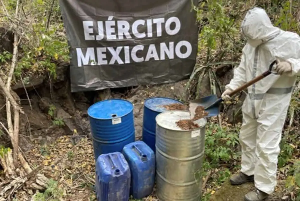 En total se aseguraron más de 9 mil 500 litros de sustancias químicas. Foto: SSPC