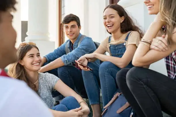 Conoce algunas frases para dedicar a tus amigos en San Valentín. Foto: iStock. 