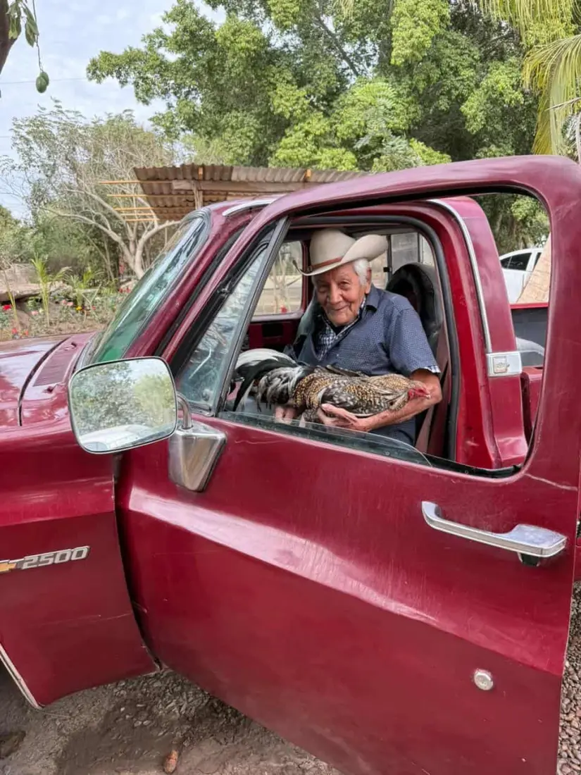 Don Jorge disfruta mucho de su camioneta y la cuida como parte de sus recuerdos.