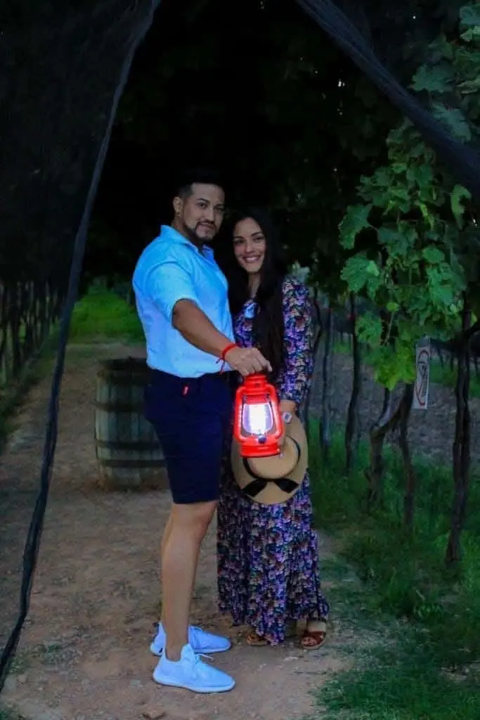 Pareja paseando por los campo de vino Foto: Vino Tour (Facebook)