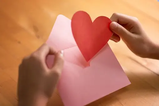 Dale una tarjeta de San Valentín a quien más quieras. Foto: iStock. 