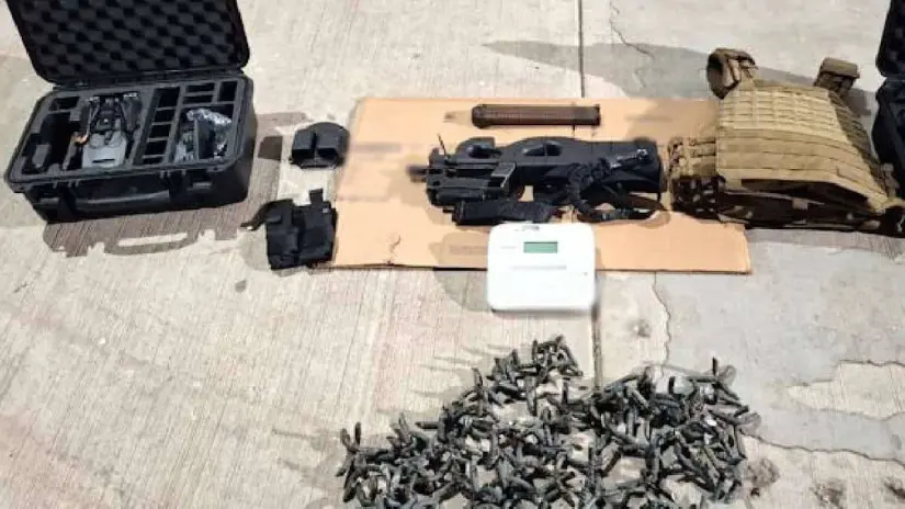 Detienen a hombre con drones, arma y ponchallantas en Sinaloa