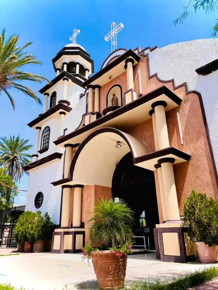 Entrada de la iglesia de Apóstol de San Pedro Foto: Facebok