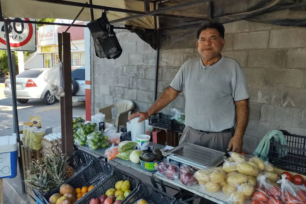 Pascual Espinoza atiende diariamente su frutería por el bulevar Orquídeas y Emile Berlín, en la colonia La Puerta.