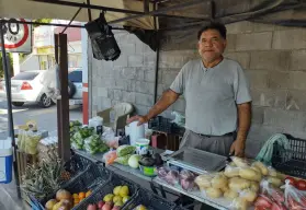 Don Pascual Espinoza es un ejemplo de constancia con su frutería en Culiacán