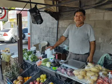 Don Pascual Espinoza es un ejemplo de constancia con su frutería en Culiacán