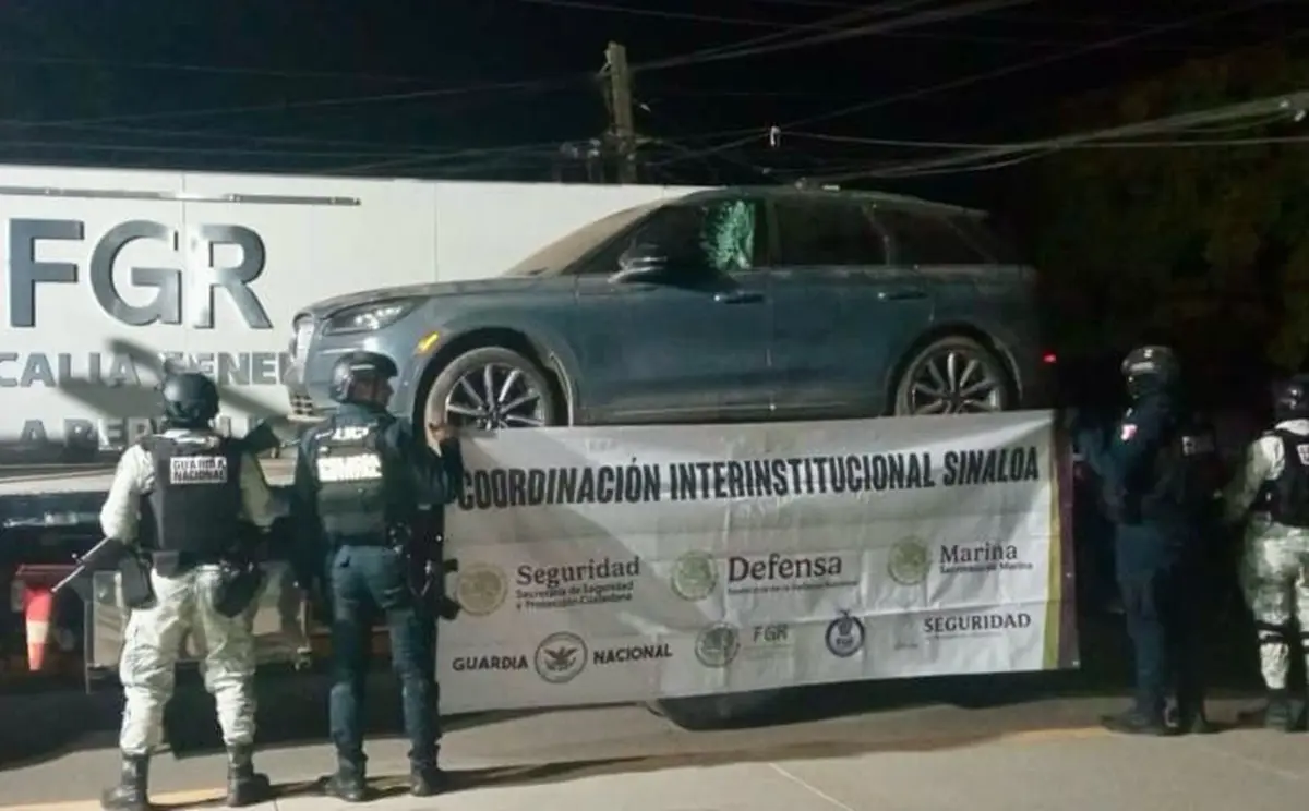 Decomisan una camioneta Lincoln con municiones en Culiacán.