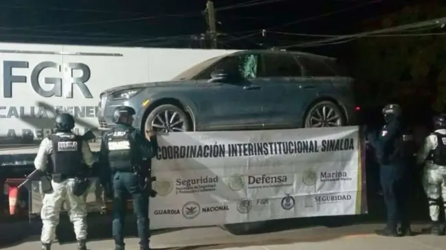 Decomisan una camioneta Lincoln con municiones en Culiacán.