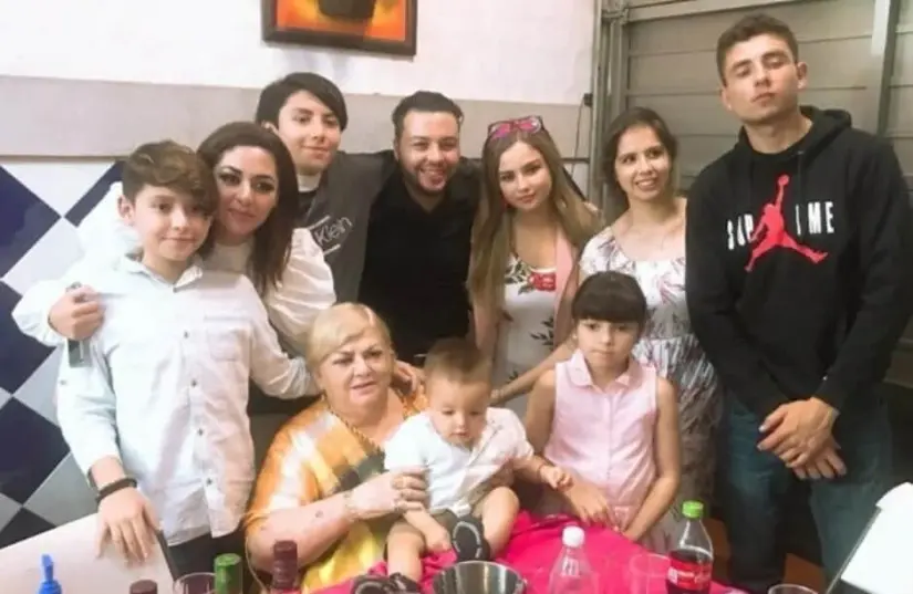 Una foto familia de los hijos y nietos de Paquita la del Barrio.