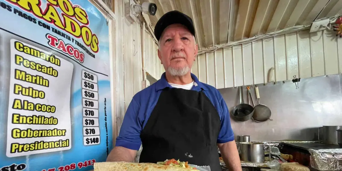 Juan Francisco Velarde, tiene un secreto detrás de los tacos de camarón que vende en Los Parados. Fotos: Lino Ceballos.