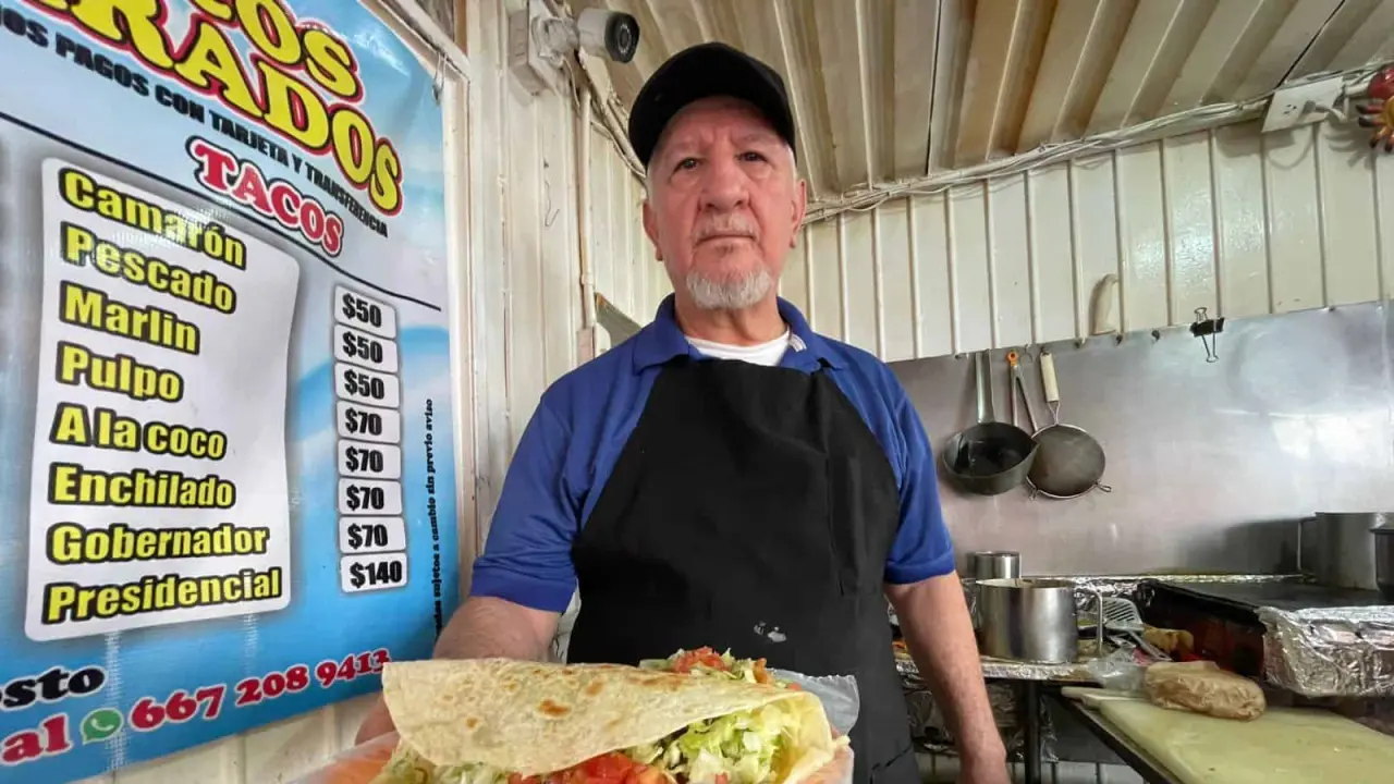 Juan Francisco Velarde, tiene un secreto detrás de los tacos de camarón que vende en Los Parados. Fotos: Lino Ceballos.