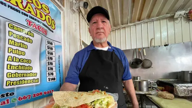 Juan Francisco Velarde, tiene un secreto detrás de los tacos de camarón que vende en Los Parados. Fotos: Lino Ceballos.