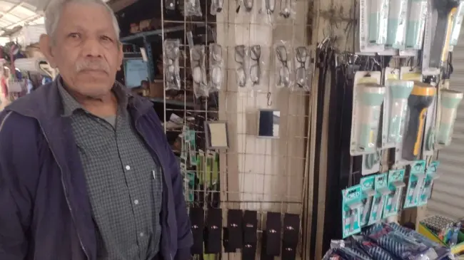 Alfonso Moreno, ha visto pasar el tiempo frente a sus ojos. En el Mercadito Buelna mantiene su puesto de venta de artículos de aseo personal.
