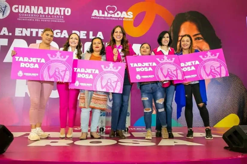 Entrega de la Tarjeta Rosa en Guanajuato. Foto: Cortesía