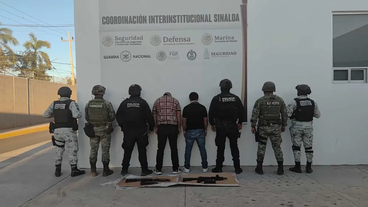 Detienen a dos hombres y aseguran armas en Culiacán tras persecución.