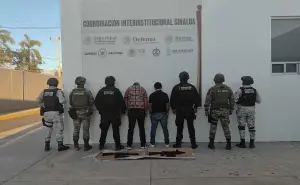 Intentan huir en Culiacán, chocan y los detienen con fusiles AK-47 y AR-15