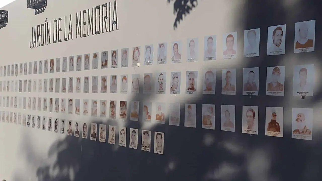 El Jardín de la Memoria guarda en su muro principal la imagen y datos de 185 personas desaparecidas a través del tiempo.
