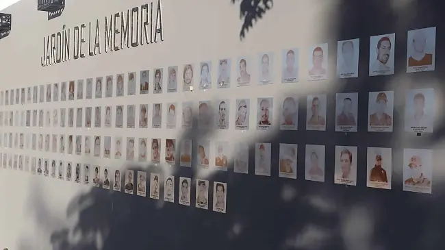 El Jardín de la Memoria guarda en su muro principal la imagen y datos de 185 personas desaparecidas a través del tiempo.