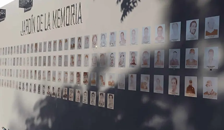 El Jardín de la Memoria guarda en su muro principal la imagen y datos de 185 personas desaparecidas a través del tiempo.