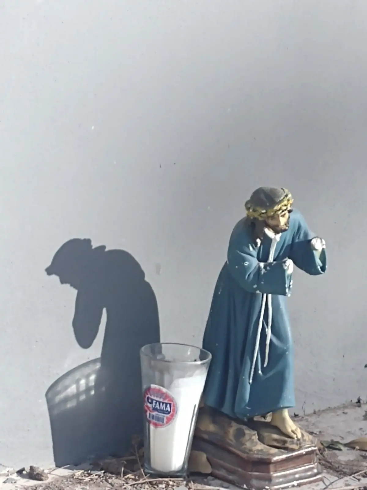 La pequeña imagen de un Cristo aparenta llevar las cargas de las familias de los desaparecidos.