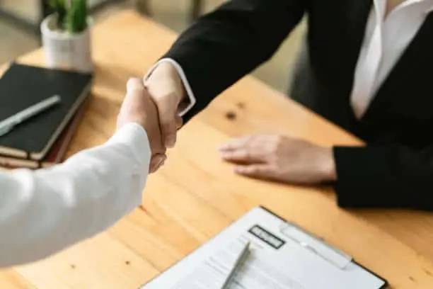 Conecta con diferentes empresas en la Feria del Empleo Puebla 2025. Foto: iStock. 