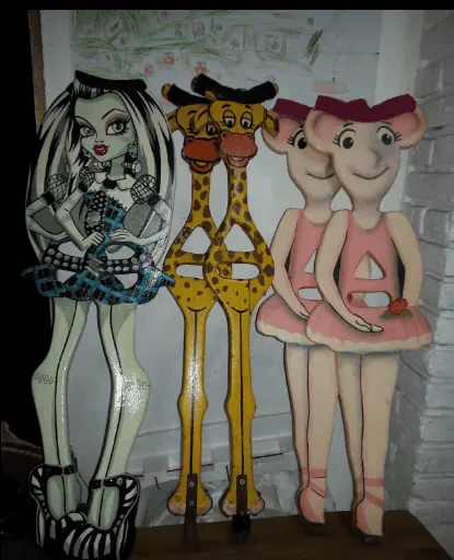 Otros diseños de diferentes muletas de personajes Foto: @msantistevanle9 (TikTok