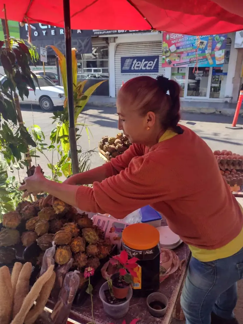 Claudia es una mujer trabajadora que llega todos los días hasta el Mercadito Buelna, para ofrecer sus productos.