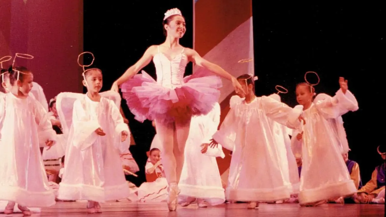 Miss María Elena Aguirre Alarcón es una talentosa mujer que con disciplina enseña a los nuevos bailarines de Sinaloa.